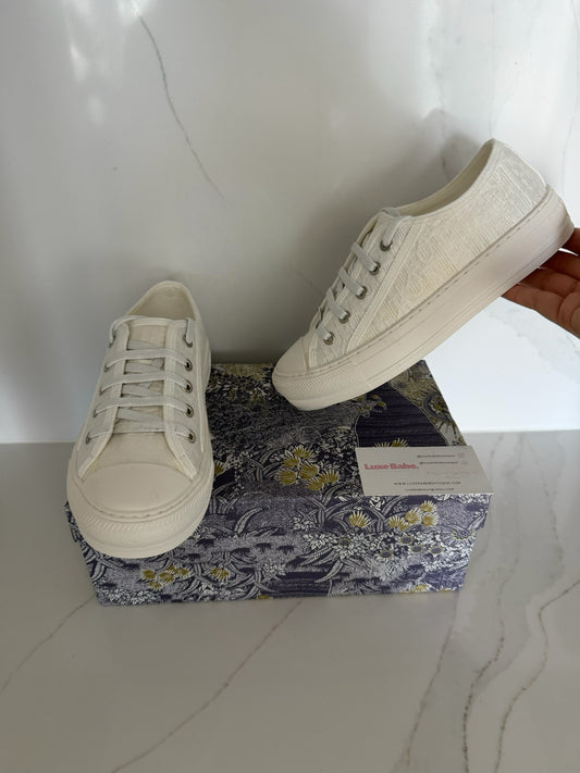 Women’s 6 white adore